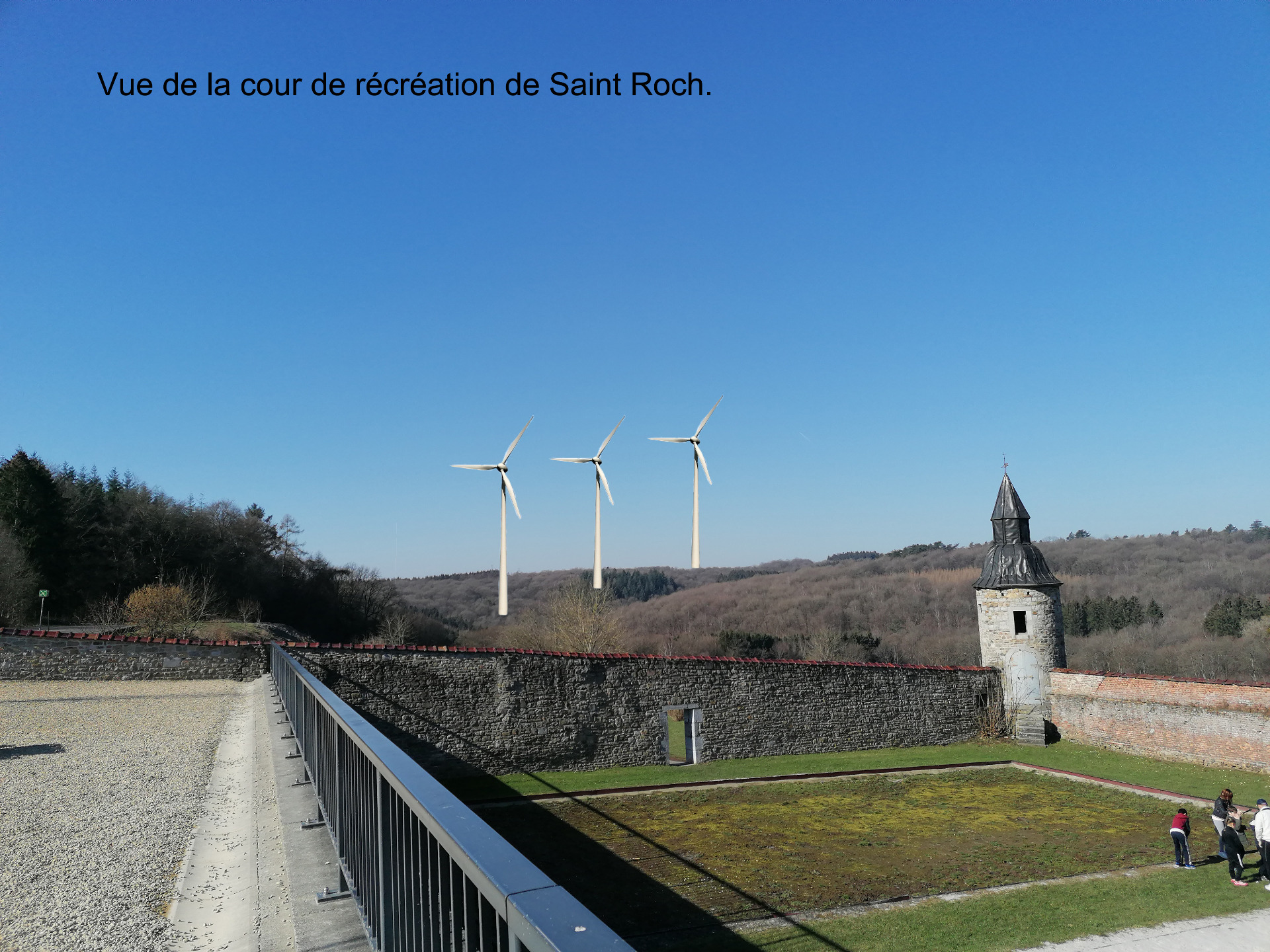 Vue de la cour de Saint Roch. La plus proche est à 700 m.Il est indispensable que les hommes de demain puissent encore comprendre leur histoire en lisant le paysage autour d'eux...ce qui est rendu impossible avec des éoliennes et l'attraction inconsciente et irrépressible du regard ( ce qui est scientifiquement prouvé par les neurologues.)